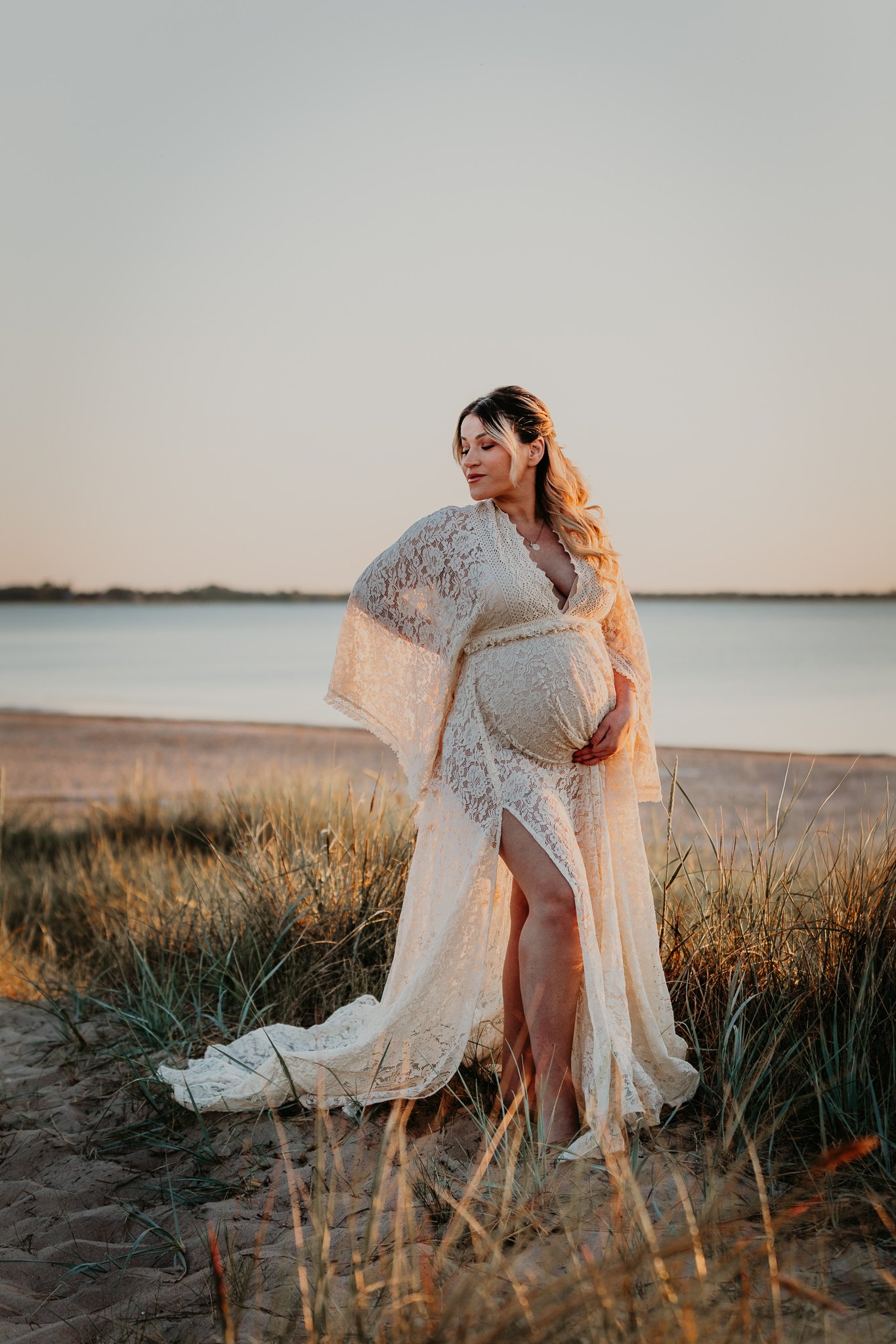 Gravid kvinna vid stranden i Helsingborg i solnedgången, fotograferad av Fotoepok.