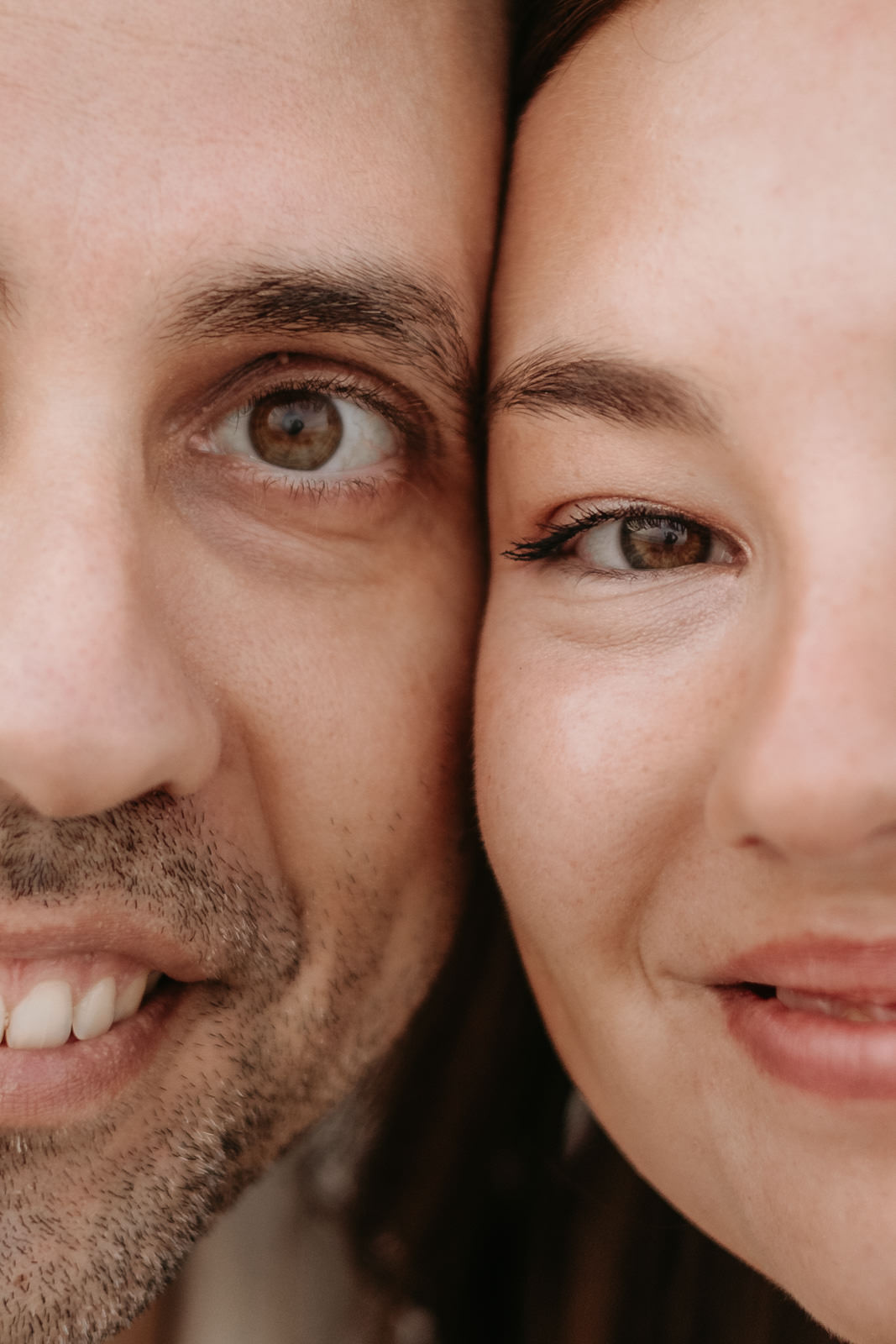 Förlovningsfotografering i Skanör – Romantiskt strandporträtt Ett par som omfamnas under en förlovningsfotografering på stranden i Skanör i Skåne, fångat i mjukt kvällsljus.