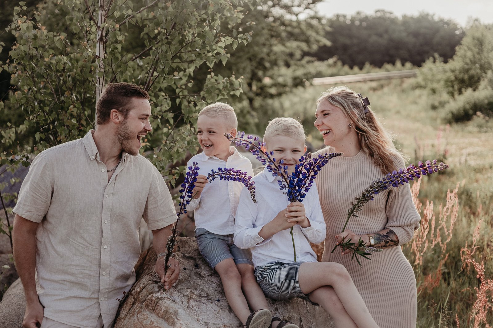 Familjefotografering i Skånes sommarlandskap Familjefotografering i Skåne med lupiner i somrig naturmiljö