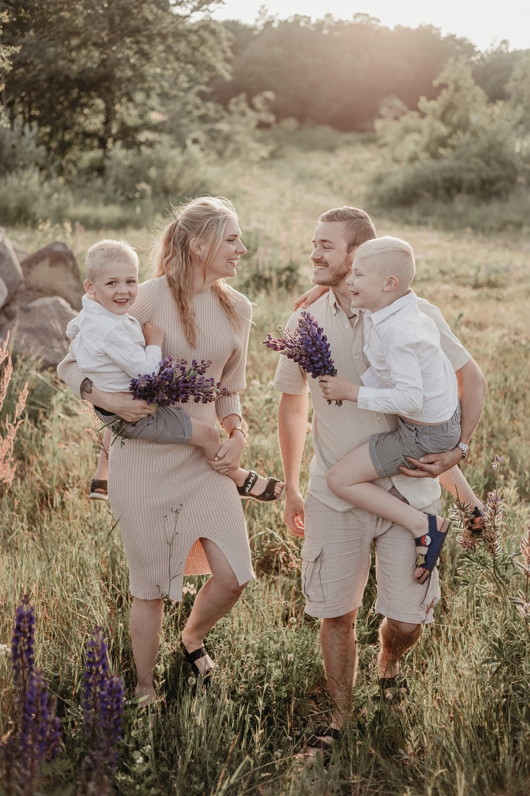 Familjefotografering i Skåne med lupiner i somrig naturmiljö Familjefotografering i Skåne med lupiner i somrig naturmiljö