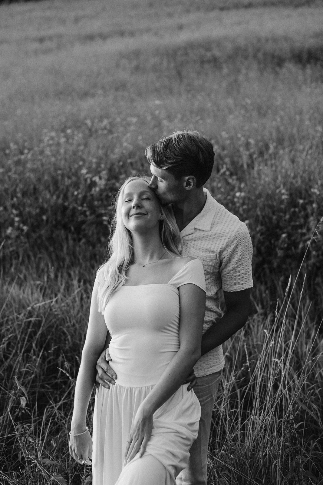 förlovningsfotograf Skåne – Naturlig & romantisk porträttfotografering | Fotoepok Romantisk par-förlovningsfotografering i Skånes naturområde med mjukt kvällsljus