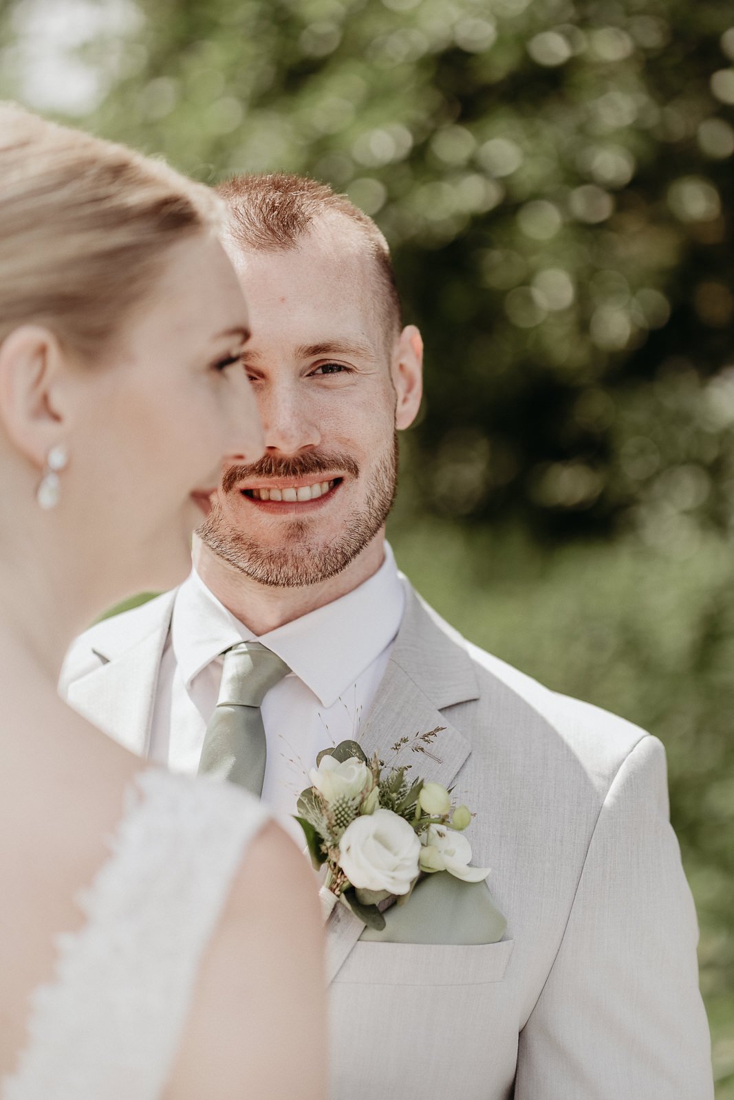 Par möts under en first look vid Ringsjö Wärdshus i Skåne med mjukt naturligt ljus och grönskande bakgrund