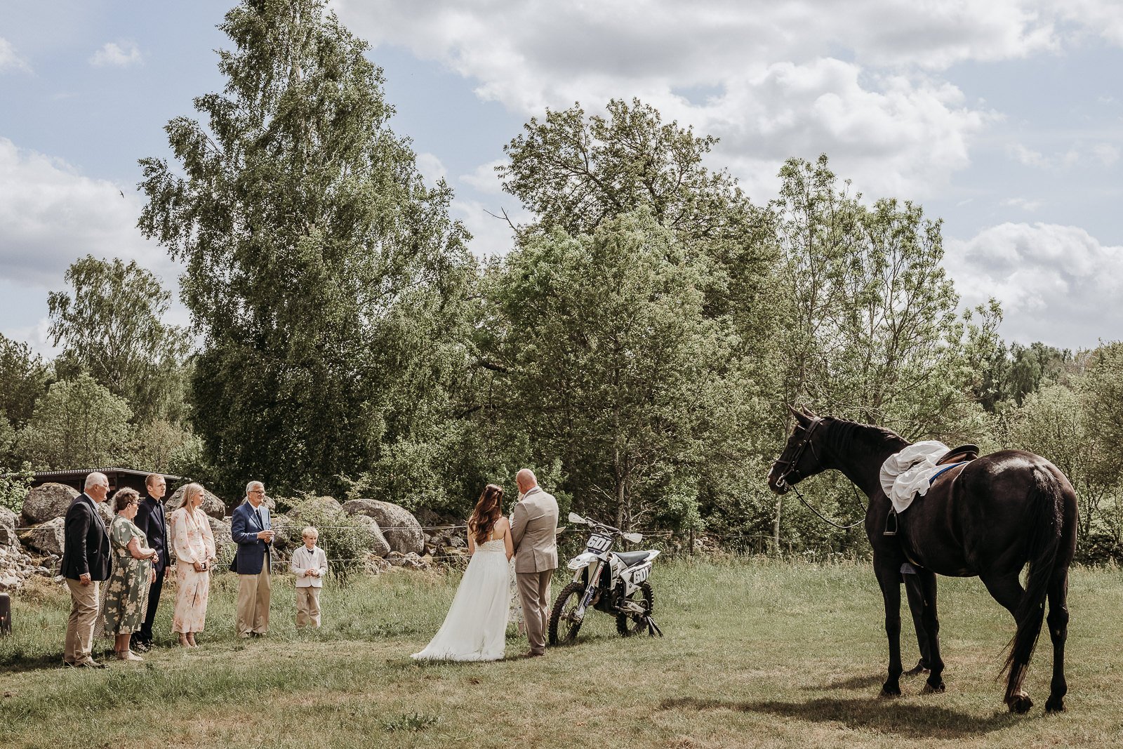 Par möts under en first look vid Ringsjö Wärdshus i Skåne med mjukt naturligt ljus och grönskande bakgrund